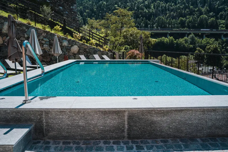 Piscina esterna con vista sulle montagne, fotografia di Team247 per un hotel in Alto Adige